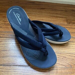 CLARKS Arla Kaylie Cloudsteppers sandal/flip flop Navy Marine Sz M, NWT no box